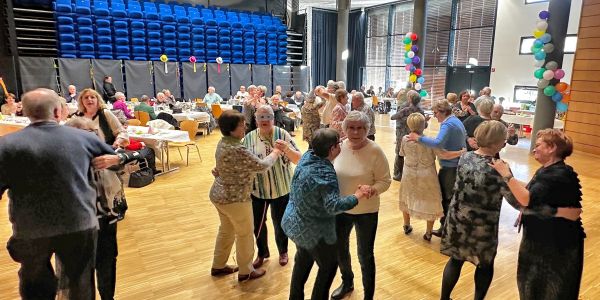 UN THÉ DANSANT INTERGÉNÉRATIONNEL PLACÉ SOUS LE SIGNE DE LA JOIE ET DE LA CONVIVIALITÉ