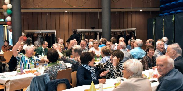 UN THÉ DANSANT INTERGÉNÉRATIONNEL PLACÉ SOUS LE SIGNE DE LA JOIE ET DE LA CONVIVIALITÉ